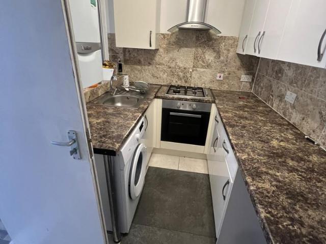 Abbots Rd, London, HA8 1 bed in a house share to rent £950 pcm £219 pw