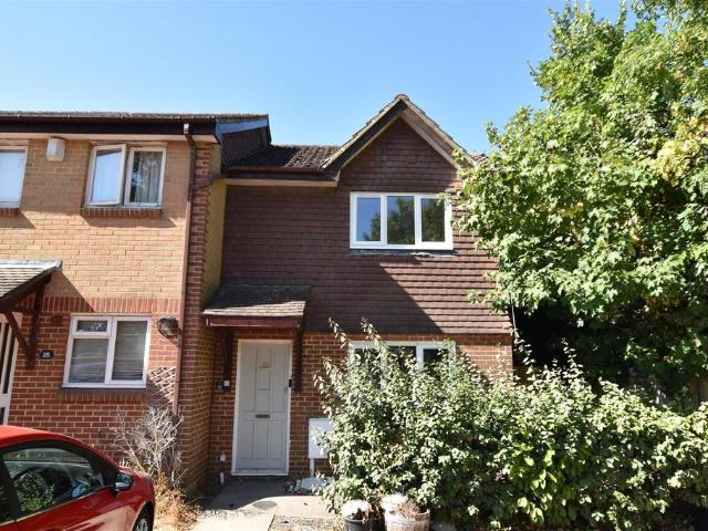Abbots Rise, Redhill 3 bed house to rent £1,900 pcm £438 pw