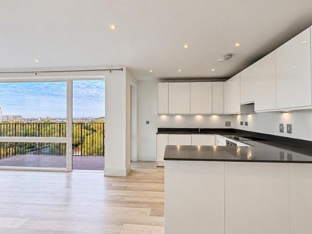 Abbotsford Court Lakeside Drive. 3 bed flat to rent £3,000 pcm £692 pw