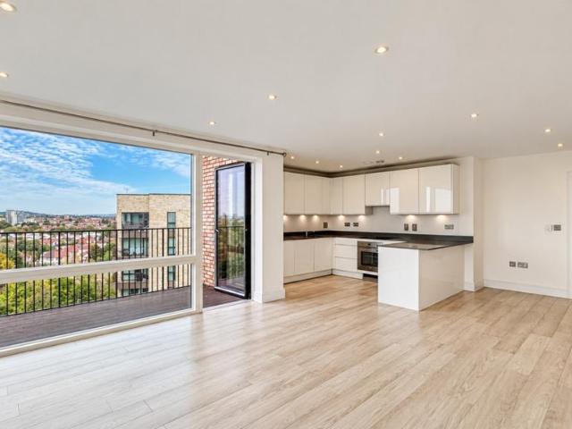 Abbotsford Court, Lakeside Drive. 3 bed flat to rent £3,000 pcm £692 pw
