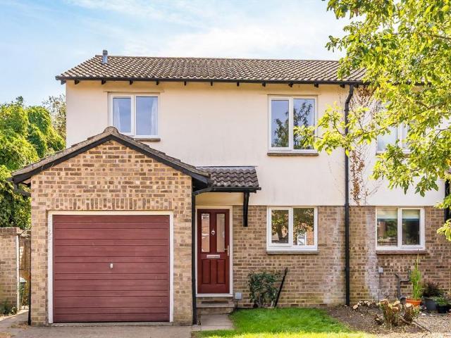 Abbott Close, Hampton TW12 4 bed house to rent £2,300 pcm £531 pw
