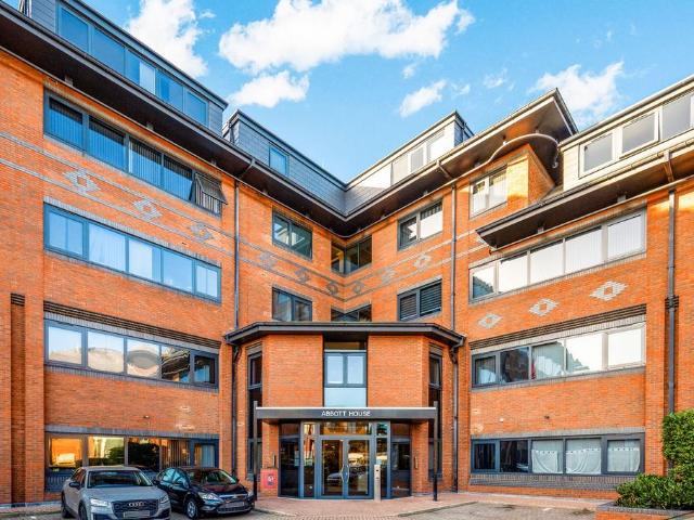 Abbott House, Griffiths Way, St. 2 bed flat to rent £1,850 pcm £427 pw
