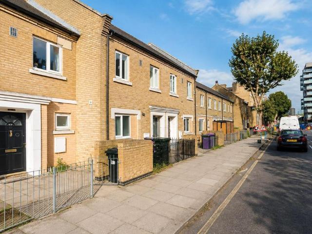 Abbott Road, Aberfeldly Village. 4 bed terraced house to rent £4,000 pcm £923 pw