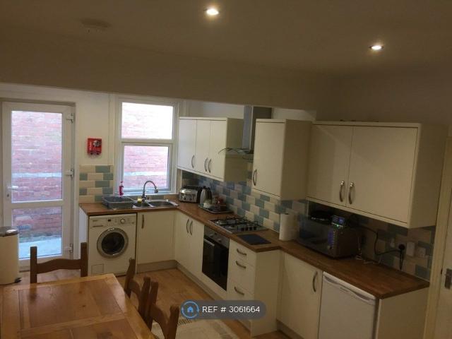 Abbott Road, Bournemouth BH9, 5 bed detached house to rent, £2,675 pcm | PrimeLocation