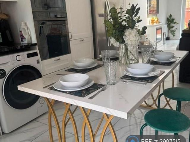 Abbott Road, London, E14 3 bed terraced house to rent £4,000 pcm £923 pw