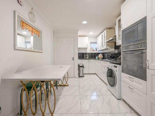 Abbott Road, Poplar, London, E14 4 bed house to rent £3,800 pcm £877 pw