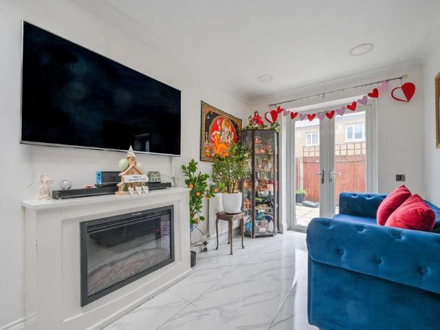 Abbott Road, Poplar, London, E14 4 bed house to rent £4,350 pcm £1,004 pw