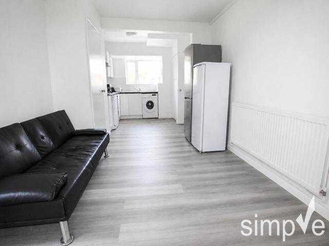 Abbotts Close, Uxbridge, Middlesex 6 bed house of multiple occupation to rent £3,500 pcm £808 pw