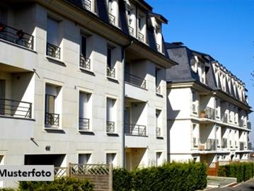 Abbruchreifes Dreifamilienhaus nebst 5 Garagen