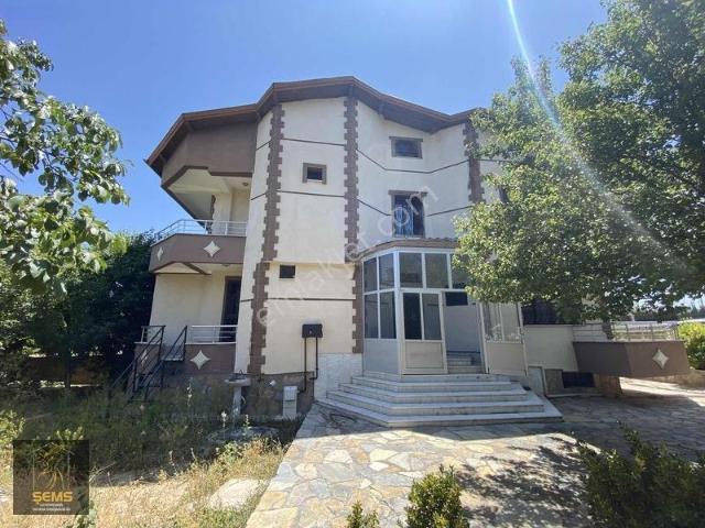 Abdülhamid Han Cd 600 M2 Alan İçinde 5+1 Villa