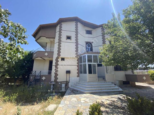 Abdülhamid Han Cd 600 M2 Alan İçinde 5+1 Villa