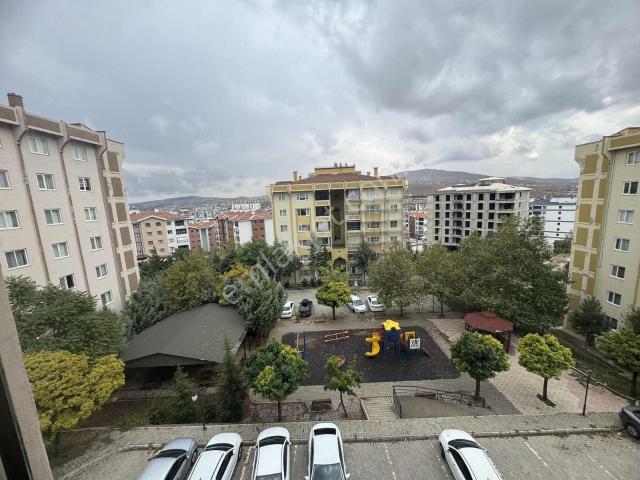 Abdullahpaşa Mahallesinde Kiralık 3+1 Ara Kat Daire