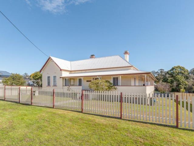'Abelard House' Big on Charm & Bigger on Location