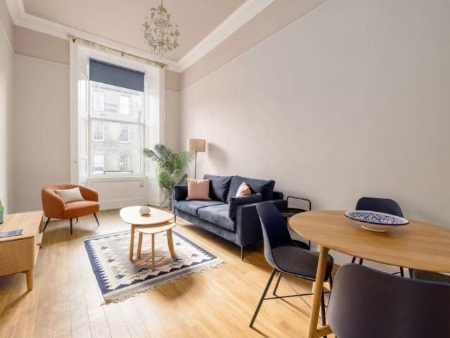 Abercromby Place, New Town, Edinburgh 2 bed flat to rent £2,000 pcm £462 pw