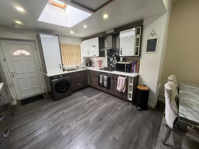 Aberdeen Place, Bradford BD7, 4 bed terraced house to rent, £1,000 pcm | PrimeLocation