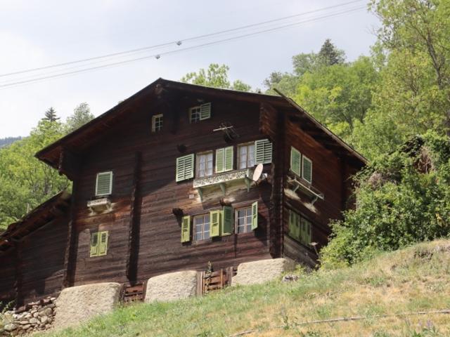 Abgeschiedenes Walliser Zweifamilienhaus mit 25'000 m2 Grundstück!