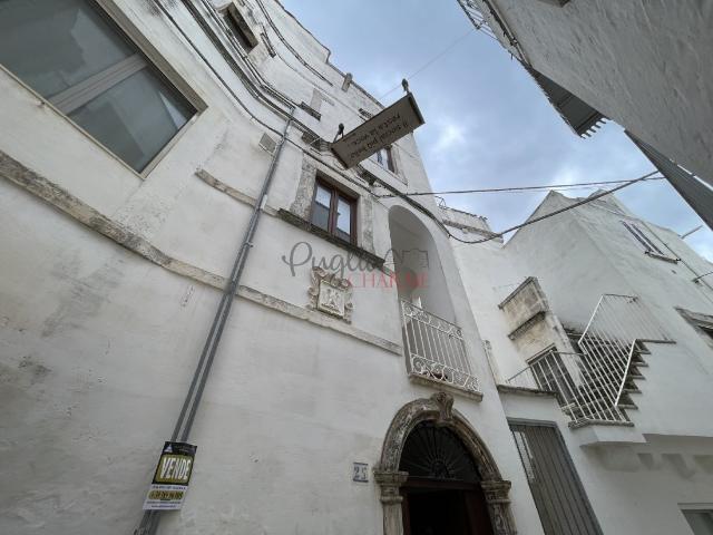 Abitazione Indipendente in Palazzo Storico Nobiliare nel cen. 105m² Cisternino