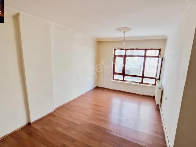 Abidinpaşada Eksi 3 De 2+1 Balkonlu Satılık Daire