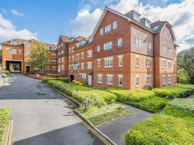 Abingdon Court, Woking GU22 2 bed apartment to rent £1,600 pcm £369 pw