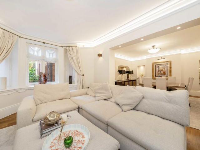 Abingdon Court, London W8 4 bed flat to rent £10,833 pcm £2,500 pw