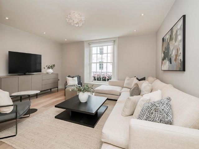Abingdon Road, London, W8 2 bed flat to rent £8,342 pcm £1,925 pw