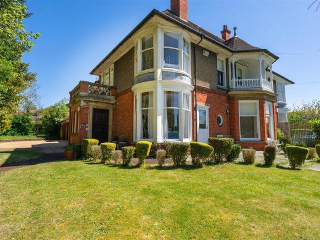 Abington Park Crescent, Northampton, NN3 7 bed semi detached house to rent £3,350 pcm £773 pw
