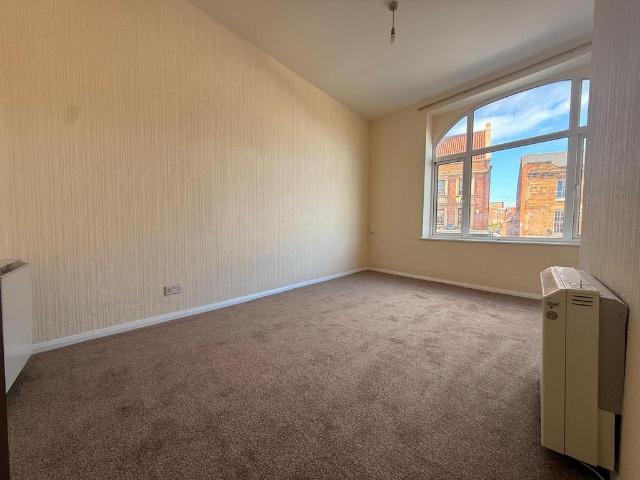 Abington Square, Northampton, NN1 1 bed flat to rent £750 pcm £173 pw