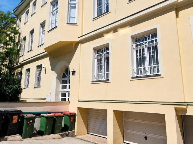 Abstellraum mit Toilette und Fenster