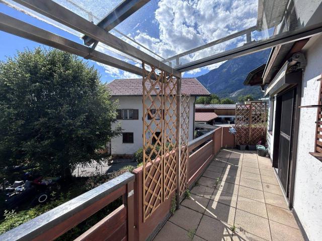 Absam: Sanierte 4 Zimmer Wohnung mit teilweise überdachtem Südwest Balkon, Bergblick, Garage und Außenstellplatz in ruhiger Aussichtslage