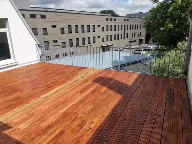 !Absolut zentral gelegene DG Wohnung, große Terrasse ideal für Klein Familie in Altstadt Bhfsnähe