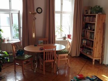 Absolut zentrale aber ruhige, helle Altbauwohnung, unmöbliert