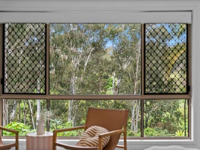 Absolute Water Frontage in Tightly Held Suburb