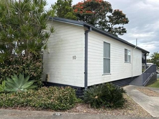 Absolute waterfront cabins available for rent in the 'Hacienda Park' ideally located on the Tweed River