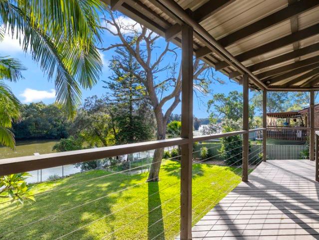 Absolute Waterfront Family Living with Self Contained Accommodation