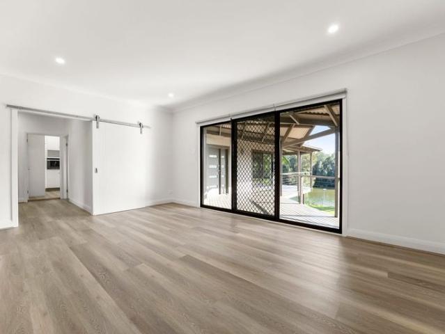 Absolute Waterfront Family Living with Self Contained Accommodation