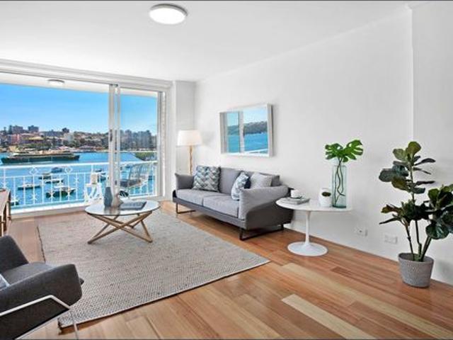 Absolute Waterfront Luxury Apartment Set to a Mesmerising 180 Degree Harbour Panorama