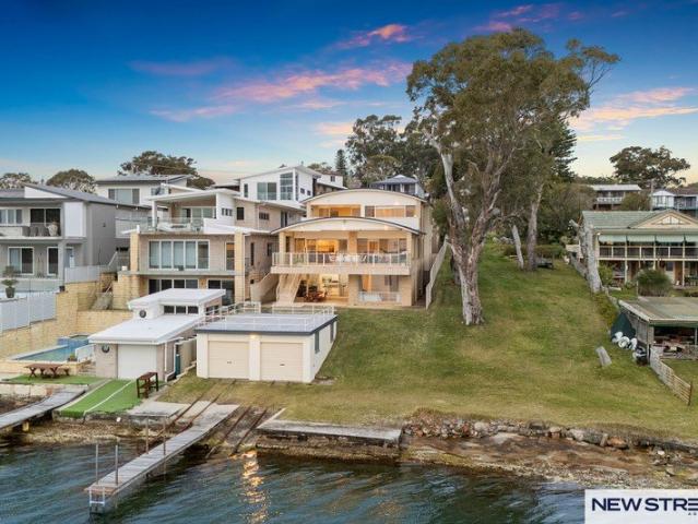 Absolute Waterfront Lake House | Private Jetty & Double Boat Shed
