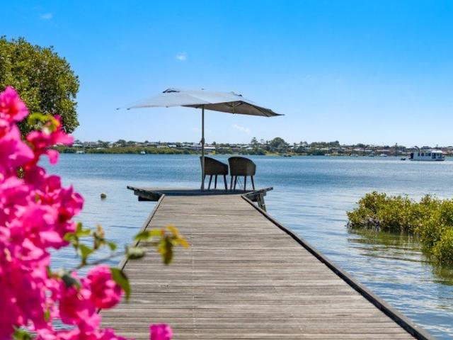 ABSOLUTE WATERFRONT LOWSET HOME WITH PRIVATE JETTY!