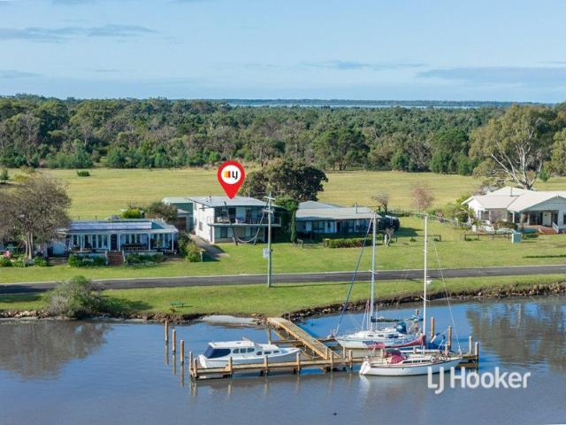 ABSOLUTE WATERFRONT RESERVE LIVING WITH JETTY BERTH