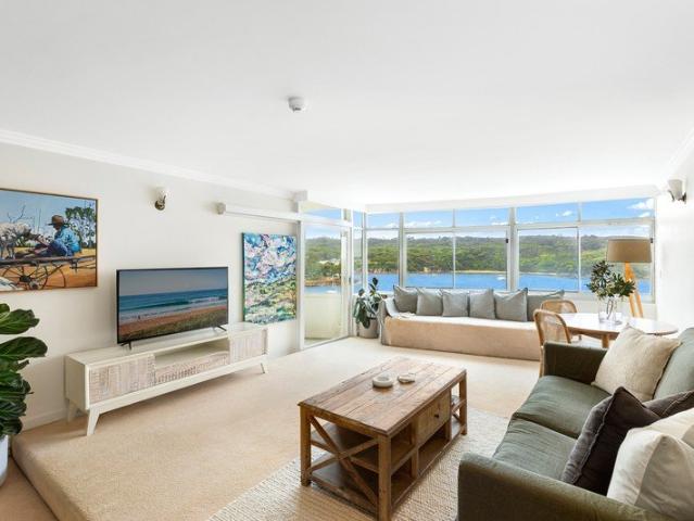 Absolute waterfront security apartment with awe inspiring harbour panoramas