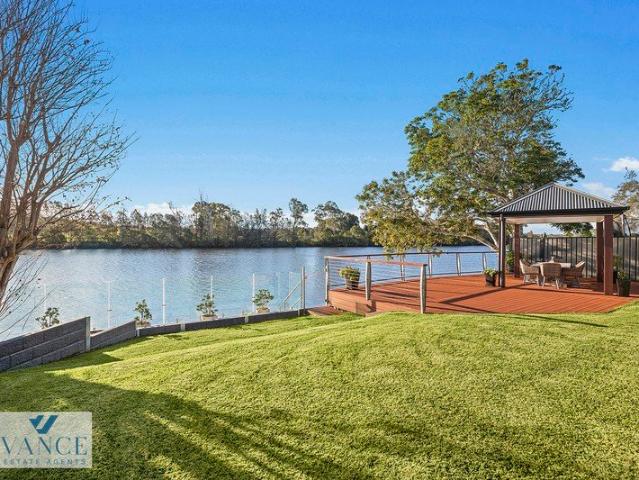 Absolute Waterfront with Deep Water Access, Private Jetty & Entertainer's Deck Kings Point