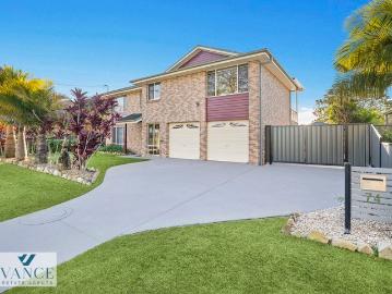 Absolute Waterfront with Deep Water Access, Private Jetty & Entertainer's Deck Kings Point