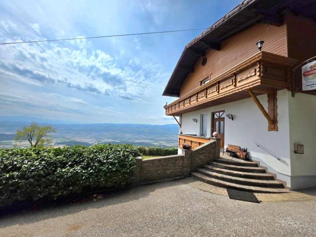 Absolute Aussichtslage, großes Ferienhaus mit Kellerbar!