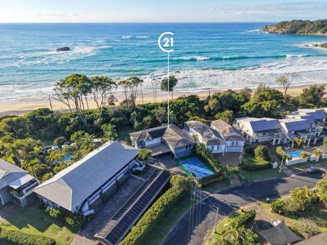 Absolute Beachfront Holiday Apartment in Award Winning Resort Complex