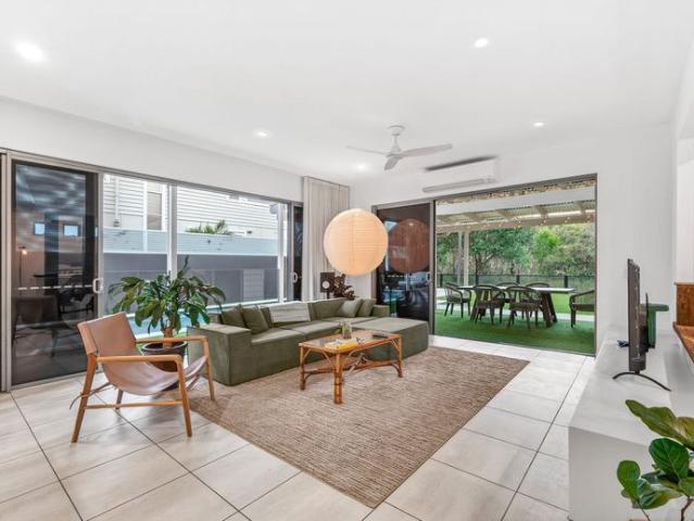 Absolute Beachfront Luxury I 4 Bed, 3 Bath, 2 Car I Pool I