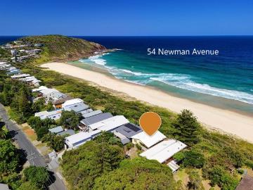Absolute beachfront ~ Laurie and Val's