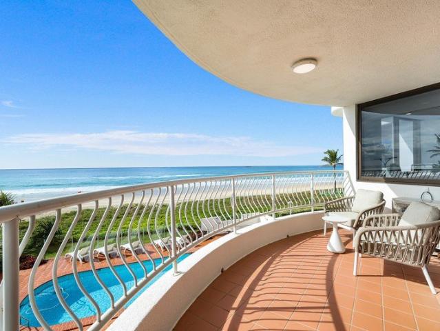 Absolute Beachfront Residence in Albatross North
