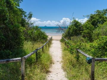 ABSOLUTE BEACHFRONT | Where the Whitsundays begins at your back door