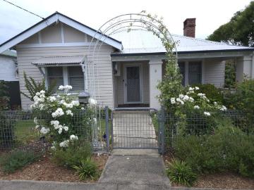 Absolute central, charming Califorian Bungalow Bega home