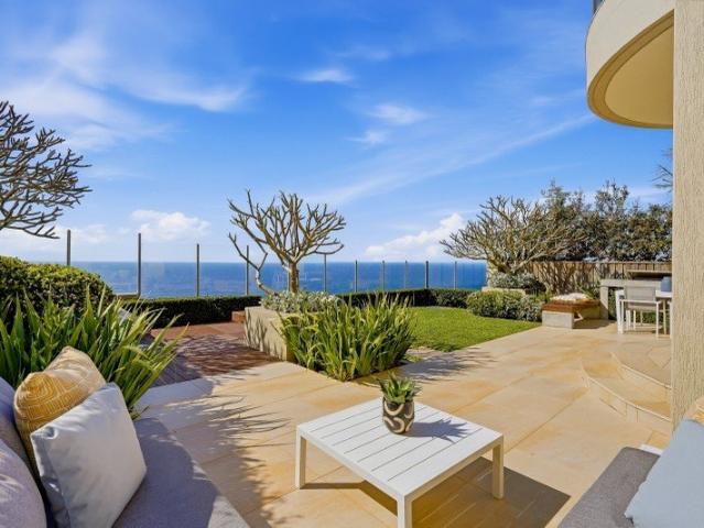 ABSOLUTE OCEANFRONT FAMILY RESIDENCE WITH PANORAMIC PACIFIC VIEWS